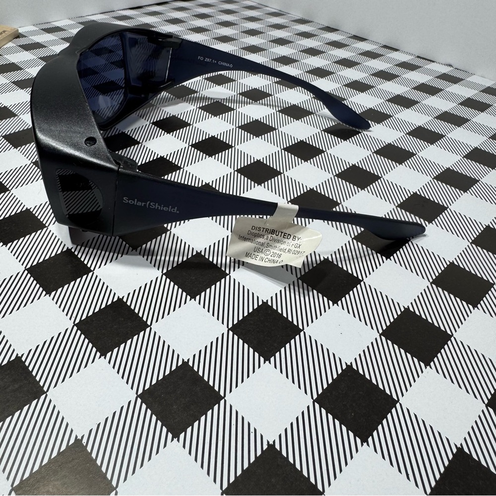 Elegant Black Sunglasses - Picture 2 of 3